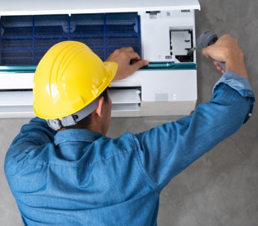 técnico reparando un aire acondicionado